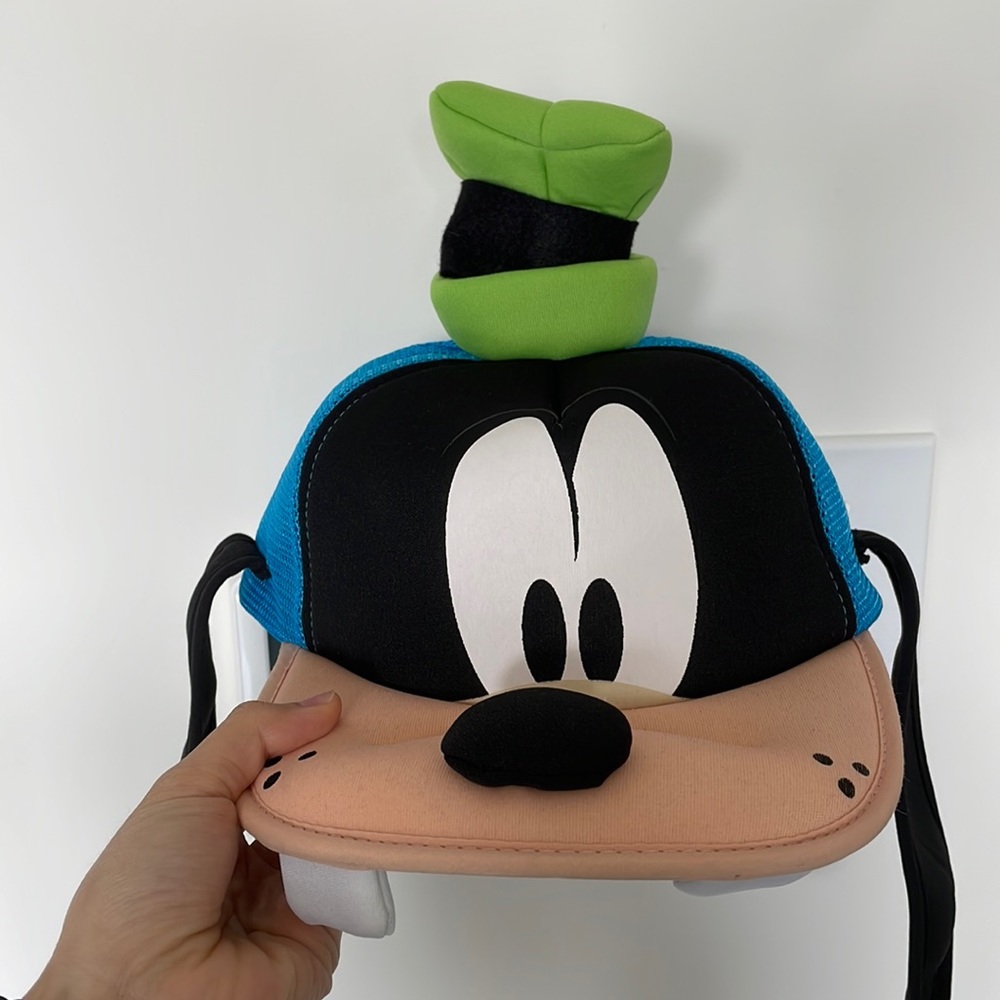 Disney adult hat，goofy hat new with tag，bigger than my head.